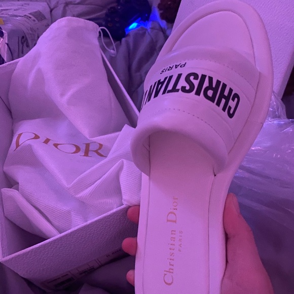 Beautiful dior slides worn maybe twice. Perfect condition comes with box&invoice - Picture 4 of 4